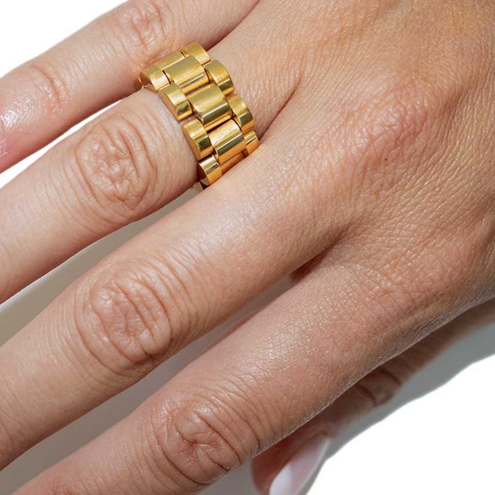 Elegant Gold Band Ring